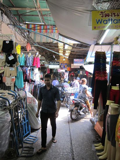 Das ist am Pratunam Markt. Wir haben schon spektakulärere Märkte gesehen, aber witzig ist, dass sie da sogar mit den Mopeds durchfahren!