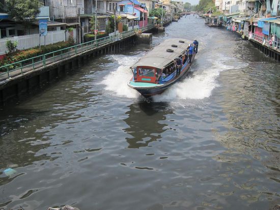 "Wasserbus"! Macht hier richtig Sinn und wenn es sich vereinbaren lässt die günstigste Alternative sich fort zu bewegen. Leider wird die Wasserqualität dadurch auch nicht besser 