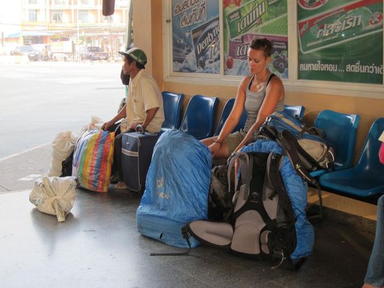 Busterminal Chiang Mai, am Weg nach Chiang Rai! Unsere Rucksäcke sind schon richtig geschrumpft.