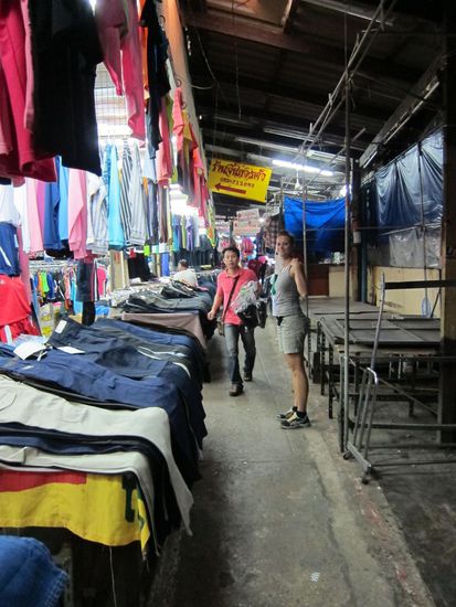 Wir hatten dein Eindruck, dass es sich hier um einen Textilmarkt für Großhändler handeln muss, da wenige Leute waren dafür Geschäftsleute mit langen Bestelllisten. Und der Markt war wirklich riesig.