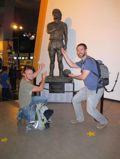 Genau er hat da gespielt. Diego Armando Maradona (1981-1982, 1995-1996, 1997).