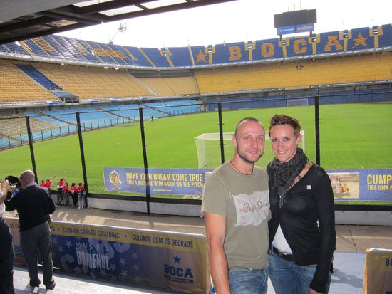 Das Spielfeld geht bis zu den gut 6 oder 7 Meter hohen Zäunen die mit Spitzen versehen sind, damit die Fans nicht auf das Spielfeld bzw. zu den Gegnerischen Fans können.