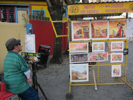 Künstler "ohne" Hände und einer der wenigen, der ohne Geld zu verlangen fotografiert werden durfte.