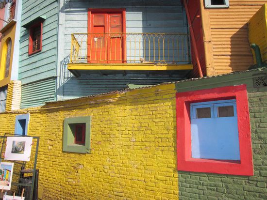 Hier die bunten Häuser, die schon recht nett aussehen, wir aber glauben keiner mehr bewohnt.
