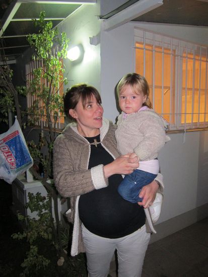 Hier die beiden Mädls. Die kleine heißt Vici und sie ist echt cool. Versteht alles auf deutsch antwortet aber nur in spanisch und als es später wurde fragte Michael ob sie müde sei und schlafen gehen möchte. Antwort: si !