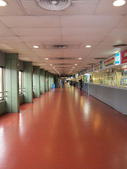 Die schier endlosen Gänge am Busbahnhof, es ist richtig cool dort.