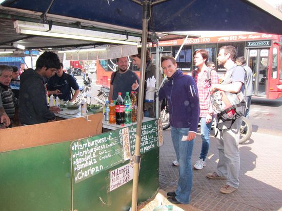 Hier typische Stände in der Nähe vom Hafen, wo du für richtig kleines Geld super gutes und ausreichend zu Essen bekommst.