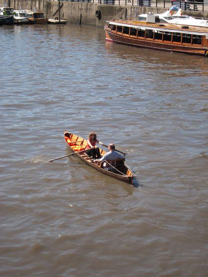 Sonntag, Tag des Herrn. Da wissen die Frauen noch was sich gehört .