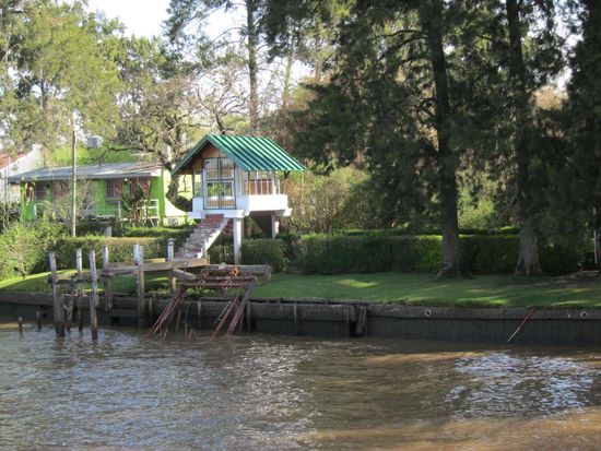 Häuser, entlang des Rio Tigre, echt nett.