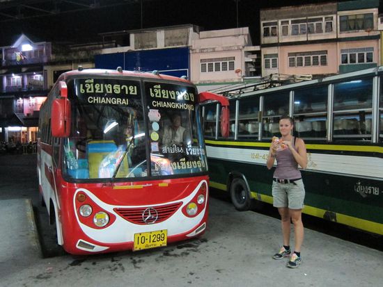 Wir hatten sogar einen Mercedes. In diese Busse werden auch Mopeds verfrachtet und mitgenommen.