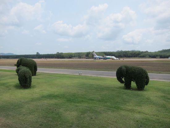 Koh = Insel und Chang = Elefant. Im Hintergrund die Turboprop.