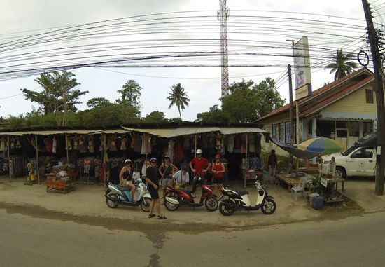 Die Gang bei der Tankstelle am Straßenrand.