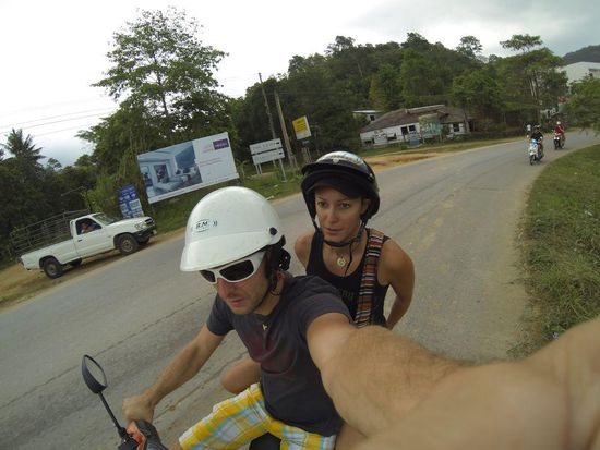 Ich glaub die Kurve in Verbindung mit der einhändigen Fahrweise hat den Tatz etwas aus dem Konzept gebracht hehe.