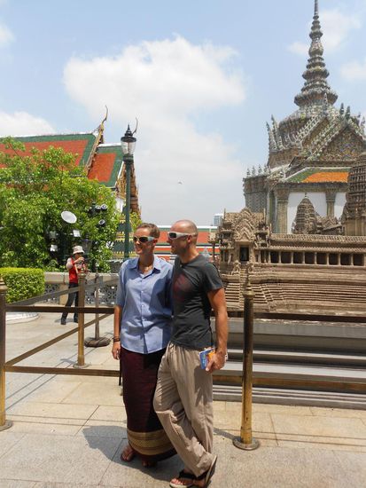 Als ob es nicht schon heiß genug war, durften wir noch lange Beinkleider und der Tatz ein hübsches Hemd überwerfen