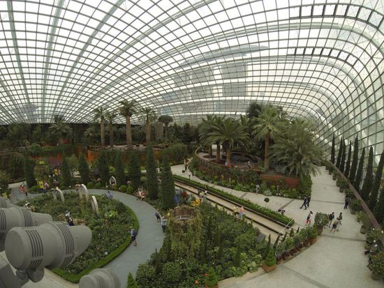 Gardens by the Bay. Hier der Flower Garden und nebenan an der Cloud Forrest. Diese beiden stellen die jüngsten Attraktionen in Singapur dar.