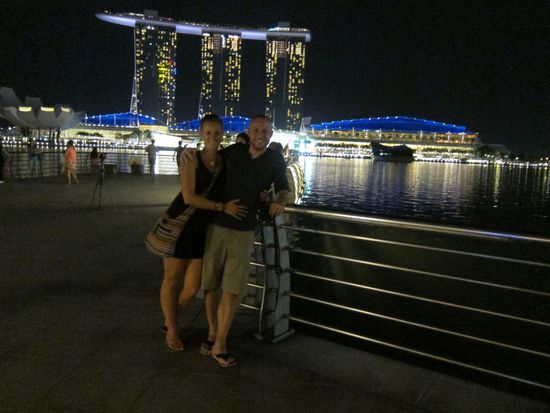Singapur bei Nacht. Rechts der Löwe (nicht zu sehen) im Hintergrund das Museum und Marina Bay Sands und links der Singapur Flyer inkl. Formel 1 Strecke und DNA-Brücke, ebenfalls nicht zu sehen.