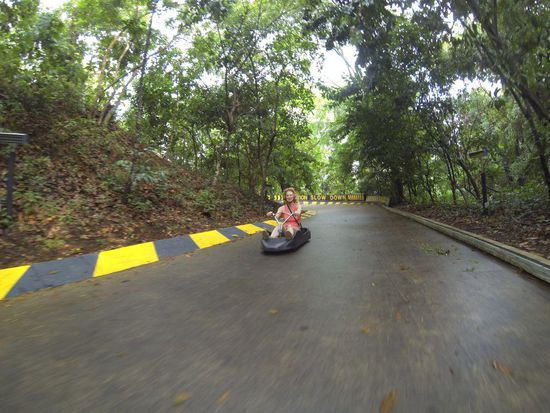 Mit Mutti, die Sommerrodelbahn auf Sentosa Island. Ein etwas kurzes Vergnügen aber lustig wars!