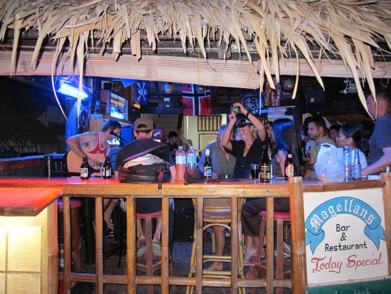 Entlang am Strand sind kleine Bars. In dieser steht eine Gitarre mit Verstärker und wer will und vor allem kann, darf hier Gas geben. Der Tatz mittendrin statt nur dabei , singen wurde ihr untersagt, dafür durfte sie rasseln haha