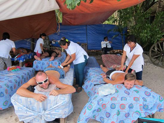 Am Strand bei einer entspannenden Massage, oder auch nicht. Ich hatte danach Kreuzweh obwohl ich davor super in Schuss war gg.