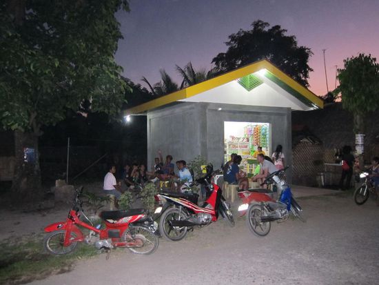 Hier der Shop an der Straße, immer was los und ich glaube die haben den Umsatz des Jahres dort gemacht mit uns.