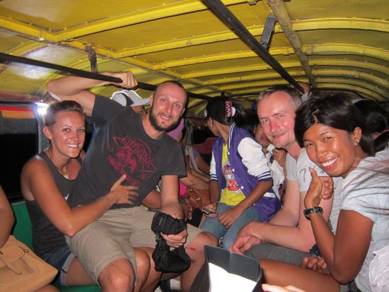 Einheimischenbus. In Wirklichkeit wiederholen sich Transportmöglichkeiten immer wieder rund um den Globus.