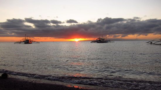 So schön geht hier die Sonne auf. Foto hab ich mir geborgt, da wir nicht so früh aus dem Bett kommen !