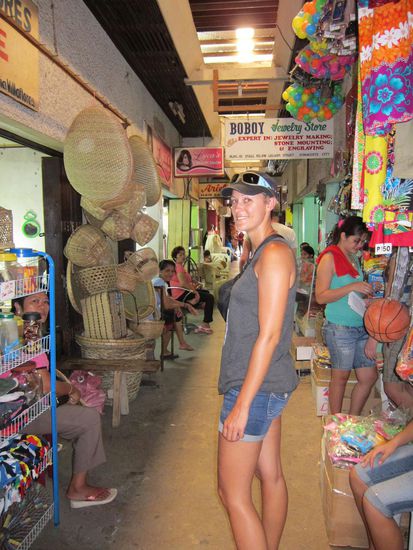 Am Markt in der Stadt. In Asien ähneln sich die Märkte oftmals, auch wenn die angebotenen Dinge etwas variieren.