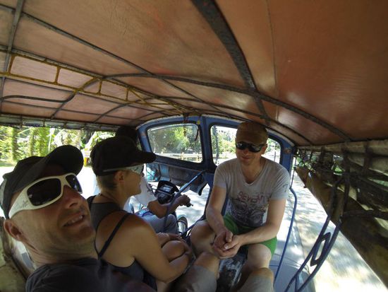 Tricycle für uns alleine. Normalerweise finden da 10 Philippinos, 5 Hühner und 1 Schwein drauf Platz. War uns dann bei der Hitze dann doch etwas zu kuschelig gg.