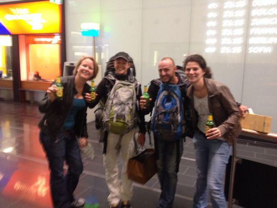 Deja vu? Die Beiden kennen wir doch. Danke noch mal für das Abholen und das erste Bier inklusive EKG (Extrawurstsemmel mit Käse und Gurkerl).