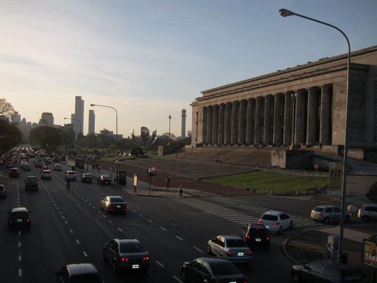 Uni, metallene Blume (Floralis Genérica) und die Skyline im Hintergrund!