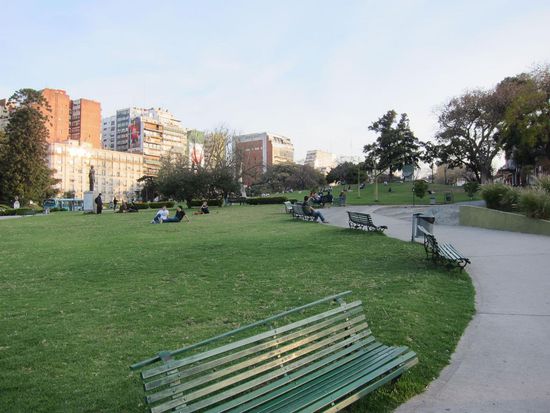 Zwischendrinnen immer wieder Grünanlagen und kleine Parks (war neben dem Friedhof in Recoleta wo Evita Peron "begraben" ist)