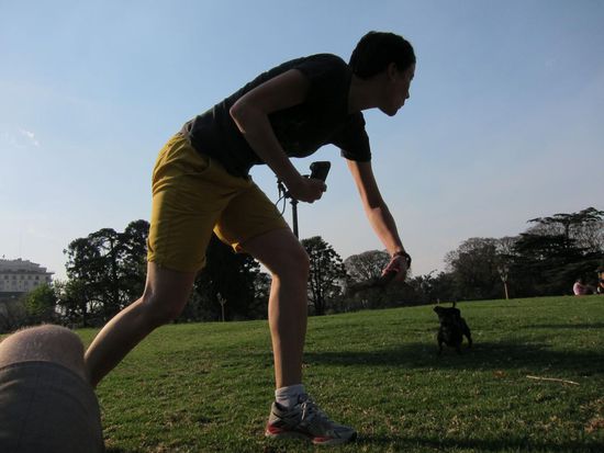 Das war recht lustig. Der kleine Kerl "Bluthund" (wenn du drauf steigst blutet er gg) kam herüber gerannt, stellt sich vor Meike hin und bellte sie einfach an. Etwas verwundert und etwas unsicher schmiss sie ein Stöckchen, ich dachte zuerst für mich, aber es war dann doch für den Wauwau !