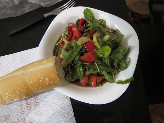 Abendessen. Bei uns in der Gasse ist ein Händler, der ist der billigste weit und breit und außerdem ist das Zeugs frisch. Gut schmecken tuts auf jeden Fall.