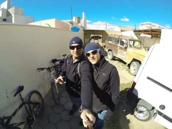 Puerto Madryn war ein richtig cooler Stopp-Over und können wir nur allen empfehlen, aber wir müssen und wollen auf zu neuen Ufern, was heißt, wir wollen wissen ob die Erde wirklich "rund" ist.
So Long 
Kathi und Gernot