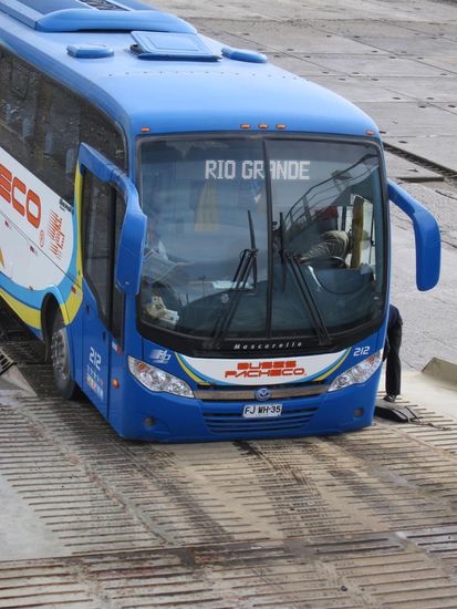 Knappe Angelegenheit bei der Verladung der Busse auf die Fähre.