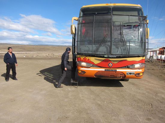 Man beachte die liebevoll vergitterte Frontscheibe gg. Das alte Ding war für 8 Stunden unser zu Hause, aber gegen den Bus mit dem wir dann endgültig nach Ushuaia gefahren sind, war der quasi neu gg.