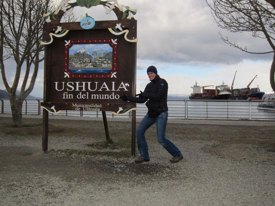 Hier der Beweis. Ushuaia --&gt; Ende der Welt. Im Hintergrund sieht man das Meer, im wahrsten Sinne des Wortes "cool"!