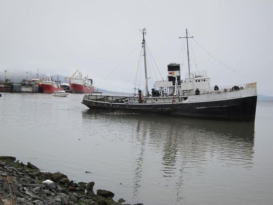 Zur Zeit stehen ein paar Container und andere Frachtschiffe im Hafen. In der Hochsaison kommen laut lokalem Reiseveranstalter zwischen fünf und acht Kreuzfahrtschiffe pro Tag rein mit 2.000 Passagieren pro Schiff. Da kann man sich vorstellen, dass hier richtig was los ist.