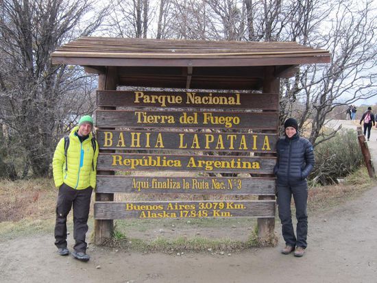Am Ende des Parks sind wir gestartet und nach einer halben Ewigkeit die wir gegangen sind waren wir auf einmal wieder da. Ich persönlich glaub ja, dass es die Tafel mindestens 2 mal gibt 