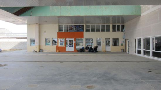 Keine Menschenseele zu sehen außer uns vier Wahnsinnigen. Die haben sogar den Busbahnhof zugesperrt haha.