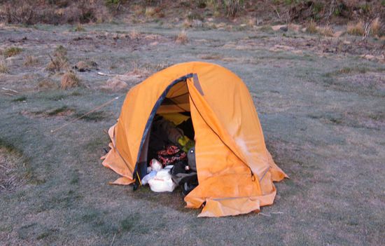 So klein und schon ein Zelt. Man sieht noch den Reif daran.