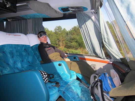 Platz ohne Ende in der Business Class. Die Sitze lassen sich beinahe bis ganz nach hinten legen. In der First Class kann man diese zu einem Bett umfunktionieren.
Das Ganze natürlich mit Service und so genossen wir zu unserem Menü eine Fläschchen Rotwein hihi.