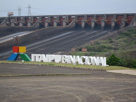 Das sind nur die Schleusen, um bei starkem Regen die Wassermassen abzulassen. Das Staubecken ist so groß, dass wenn man das Wasser auf alle Menschen der Welt verteilen würde, jeder Mensch sage und schreibe 5.000 Liter Wasser bekommen würde. Also wer jetzt nicht neugierig ist und nachliest der will wirklich nix wissen gg.