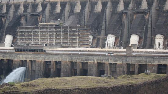 Die Turbinen. Man beachte den Reisebus im rechten Drittel des Bildes, nur um eine Vorstellung zu bekommen, wie riesig das alles ist.