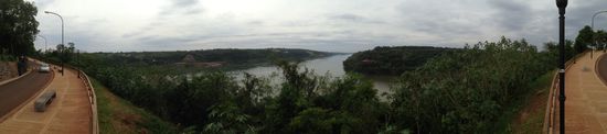 Hier ein Panoramafoto von der argentinischen Seite aus. Links ist Paraguay und rechts durch das Wasser getrennt Brasilien.