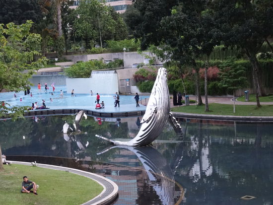 Park bei den Petronas Towers und vor unserem Hotel. Da war sogar in Pool, wo sich aber hauptsächlich Kinderleins drin tummelten.