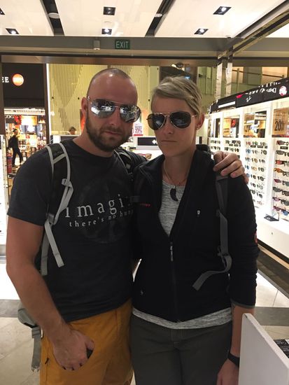 Dieses Foto entstand zwar am Flughafen in Singpur bei der Heimreise, aber der Gesichtsausdruck ist grad so passend für dieses Kapitel 
So long,
Gernot &amp; Kathi