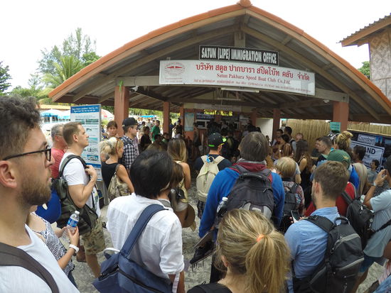 Anstellen für's Pass abholen! Wer nicht kommt zur rechten Zeit (oder seinen Namen überhört), darf am nächsten Tag wieder kommen 