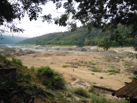 Start unserer Tour. Auf der anderen Seit des Flusse liegt Burma.