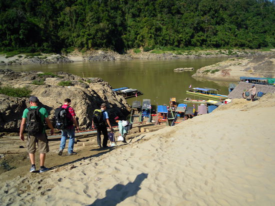 Jetzt noch 1 Stunde mit dem Longtailboot, ab dann heissts marschieren.